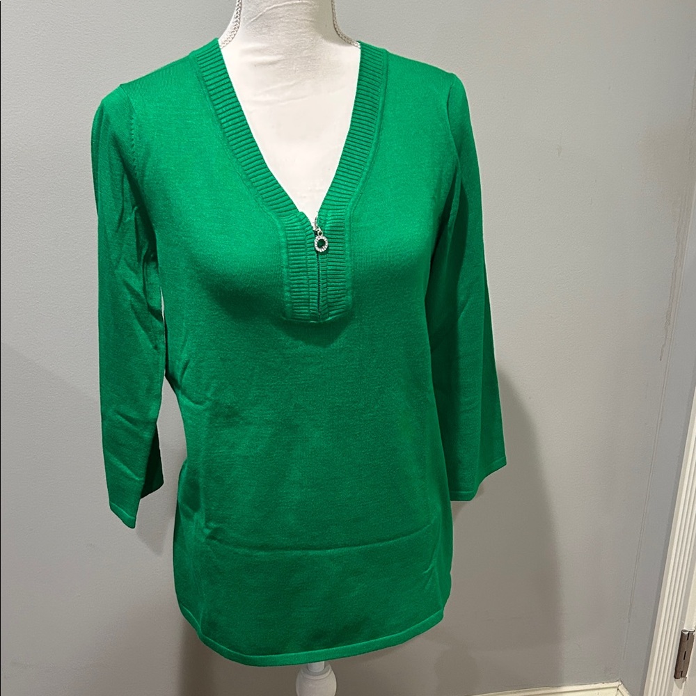 Cable & Gauge Green V-Neck Top